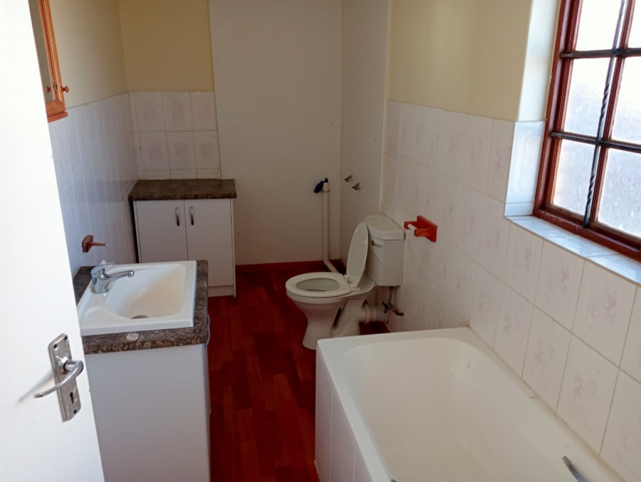 To Let 4 Bedroom Property for Rent in Langenhovenpark Free State